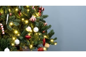 Hinged vs Hook-On Christmas Tree Branches Explained