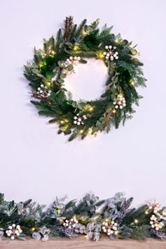 50cm Pre-lit Decorated PE Pine Wreath with White Berries