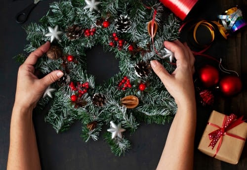 How to Fluff Artificial Wreaths & Garlands